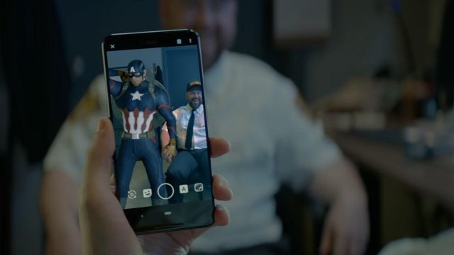 The smartphone Google Pixel 3 black in the advertising for the film Avengers : Endgame in partnership with Google