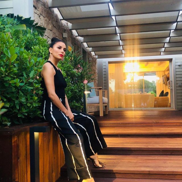 Wide legged pants with black stripes white worn by Eva Longoria on the account instagram of @evalongoria