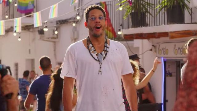 Le t-shirt blanc déchiré de Frankie (Joey Starr) dans Ibiza