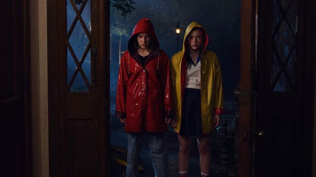 Yellow raincoat worn by Max Mayfield (Sadie Sink) in Stranger Things  (Season 3) | Spotern