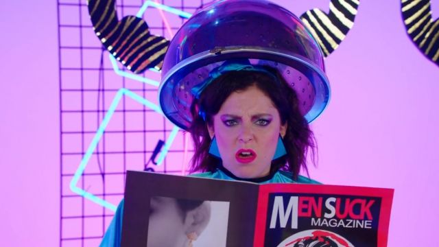 Le serre-tête bleu de Rebecca Bunch (Rachel Bloom) dans Crazy Ex-Girlfriend (S03E01)