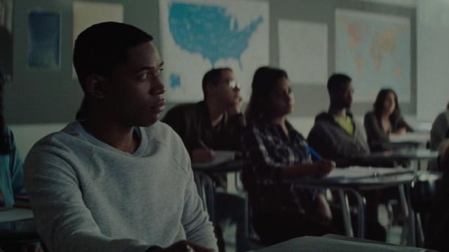 Gris crewneck pull porté par Luce Edgar (Kelvin Harrison Jr) dans Luce