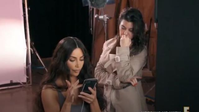 Marc Jacobs Redux Grunge Pleine Longueur Belted Trench porté par Kourtney Kardashian en accord avec les Kardashians (Season16 Episode11)