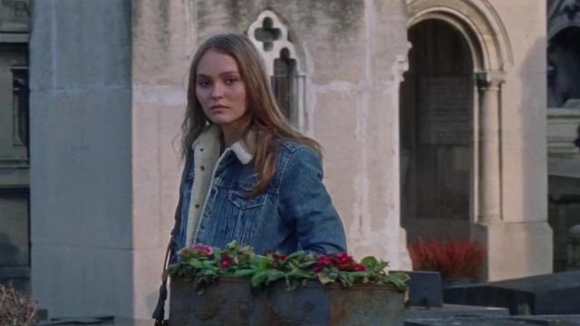 The jean jacket in sherpa Levi's of Eve (Lily-Rose Depp) in The faithful Man