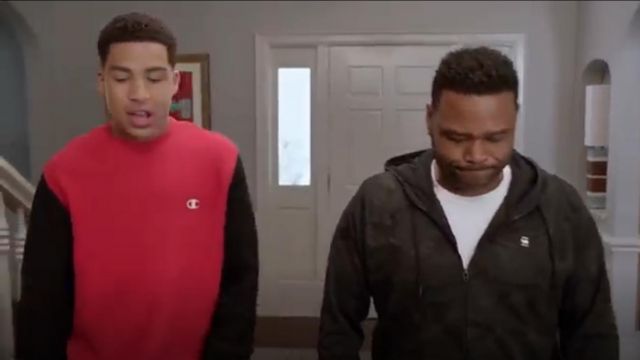 Champion de la Vie Inverser Armure rouge et noir Colorblock Crewneck porté par Andre Johnson, Jr (Marcus Scribner), en black-ish (S04E22)