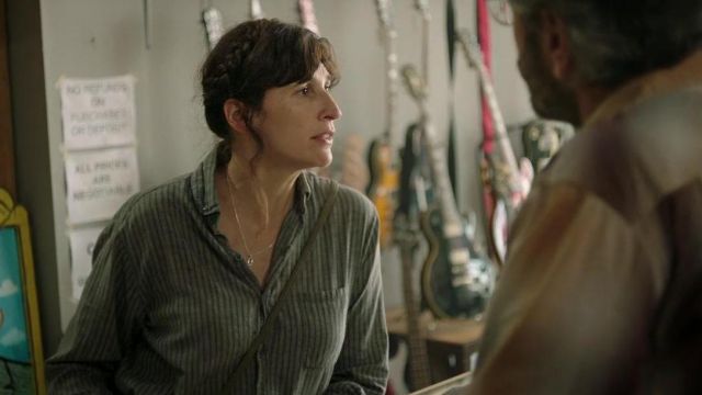 Camisa verde a rayas usada por Mary (Michaela Watkins) en Sword of Trust
