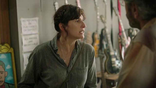Collar colgante de color dorado usado por Mary (Michaela Watkins) en Sword of Trust