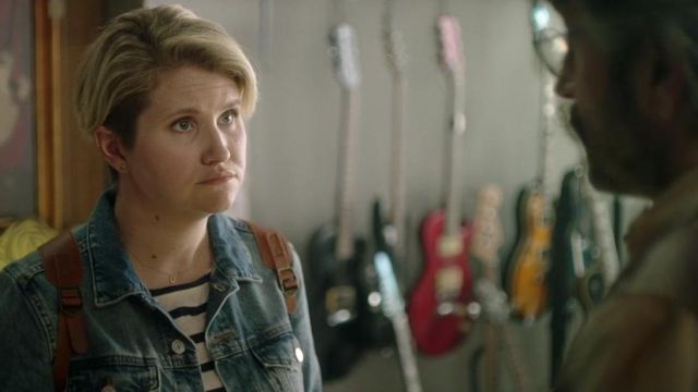 Top a rayas usado por Cynthia (Jillian Bell) en Sword of Trust