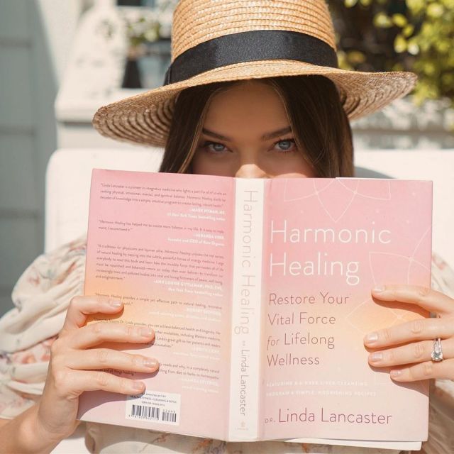 Le livre rose Harmonic Healing de Miranda Kerr sur le compte instagram de @mirandakerr