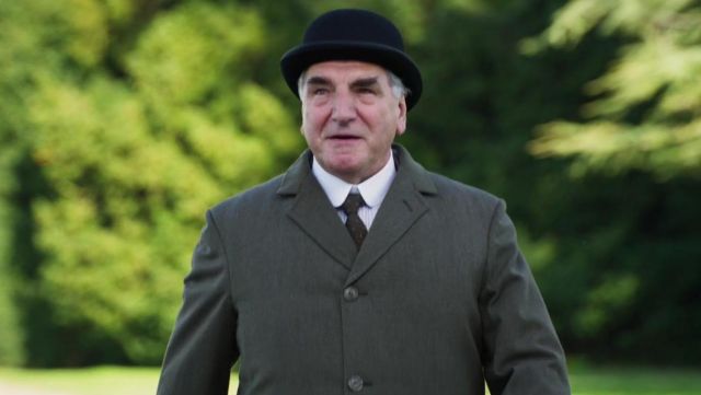 Pardessus gris porté par Charles Carson (Jim Carter) dans Downton Abbey