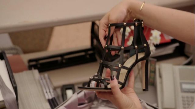 Les sandales noires à talons de Rebecca Bunch (Rachel Bloom) dans Crazy Ex-Girlfriend (S03E02)