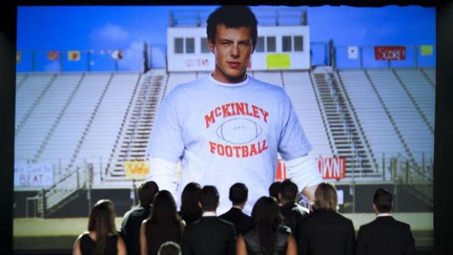 Le t-shirt gris McKinley Football de Finn Hudson (Cory Monteith) dans Glee (S05E03)