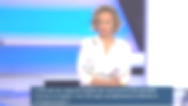 La robe blanc cassé courte imprimé fleuri à col officier de Caroline Roux dans C dans l'air le 02.07.2019