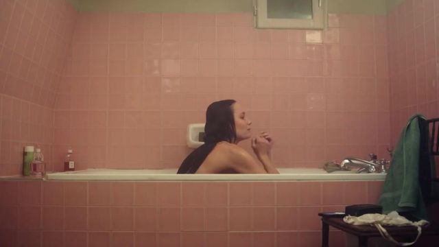La serviette de bain verte de Mélanie (Ana Girardot) dans Deux moi
