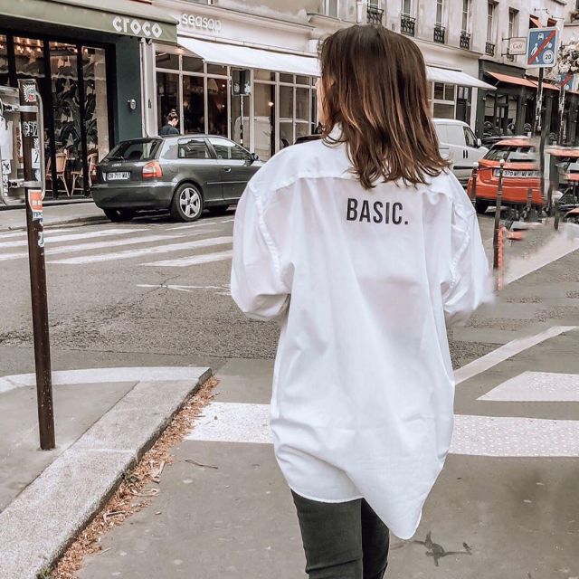La chemise longue blanche BASIC portée par Cathy Closier sur son compte Instagram @cathyclosier