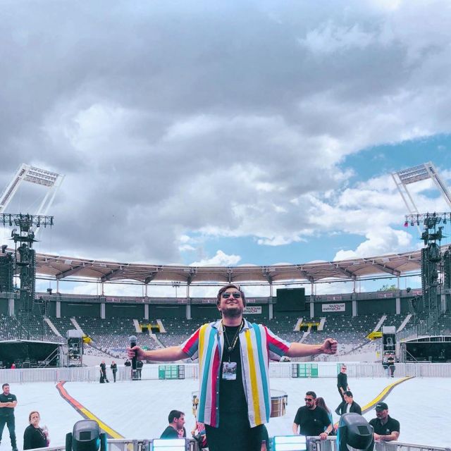 The striped shirt and multi-coloured McFly on his account Instagram @levraimcfly