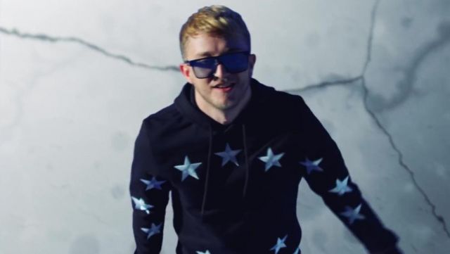 Le sweatshirt à étoiles Études porté par Vald dans son clip Elévation avec Vladimir Cauchemar