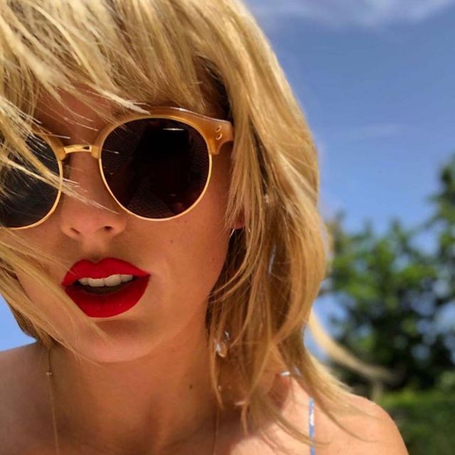 Beige lunettes de soleil rondes porté par Taylor Swift sur l'Instagram compte de @did_she_say_shit