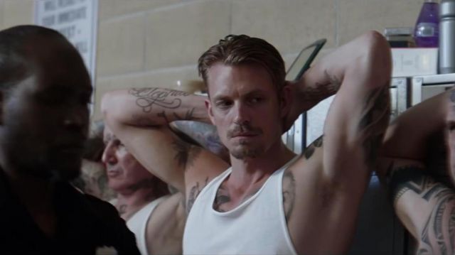 Camiseta blanca sin mangas usada por Pete Koslow (Joel Kinnaman) en The Informer