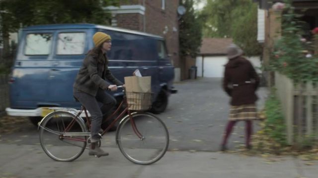 The city Bike with basket Stella Nicholls (Zoe Margaret Colletti) in Scary Stories to Tell in the Dark