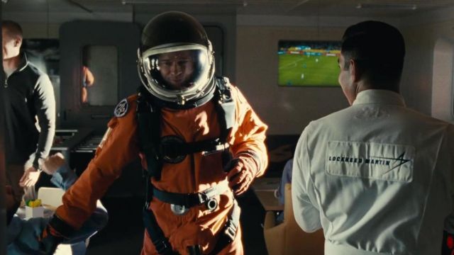 Orange Astronaute Costume porté par Roy McBride (Brad Pitt) dans Ad Astra