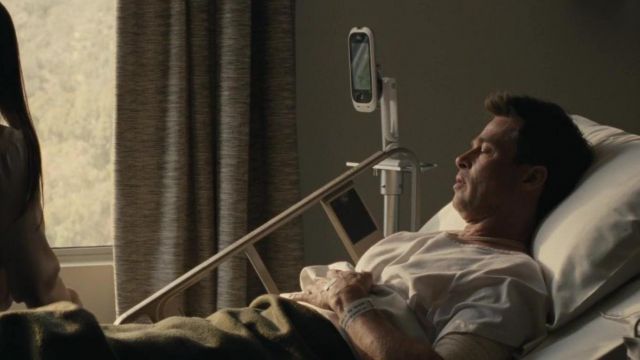 Blanc patient Robe portée par Roy McBride (Brad Pitt) dans Ad Astra