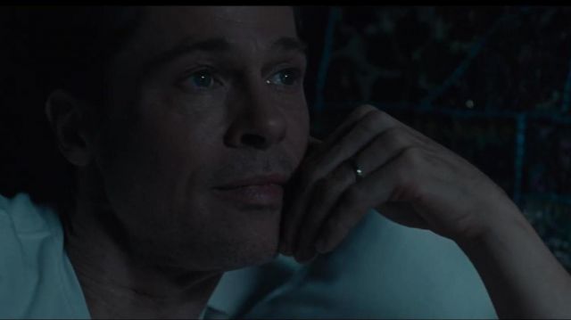 Couleur or Bague de Mariage porté par Roy McBride (Brad Pitt) dans Ad Astra