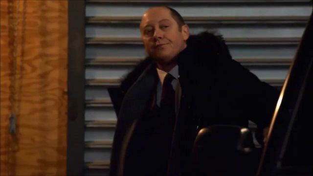Black Long Jacket with Fur Collar worn by Raymond 'Red' Reddington (James Spader) in The Blacklist (Saison 3)