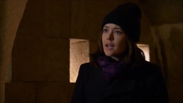 Multi Colour Winter Scarf worn by Elizabeth Keen (Megan Boone) in The Blacklist (S03)