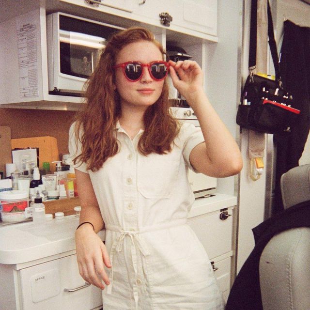 White pants combination worn by Sadie Sink on the Instagram account of @strangerthingstv
