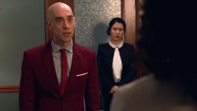 La veste de costume lie de vin porté par le frère de la victime (Mickey O'Connor) dans All Rise (Saison 01)