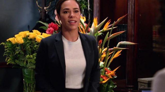 Le pull blanc porté par Emily Lopez-Berarro (Jessica Camacho) dans All Rise (Saison 01)