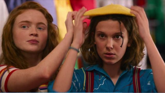 The beret yellow 11 / Eleven (Millie Bobby Brown) in Stranger Things (S03E02)