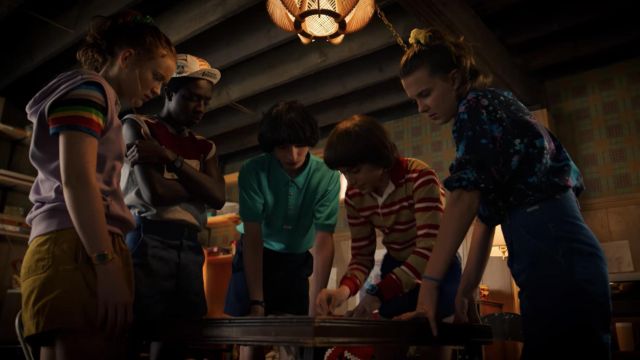 The shirt 80s worn by 11 / Eleven (Millie Bobby Brown) in Stranger Things (Season 03 Episode 04)