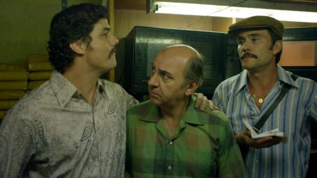 La chemise rayée blanche et bleu portée par Gustavo Gaviria (Juan Pablo Raba) dans Narcos S01E01