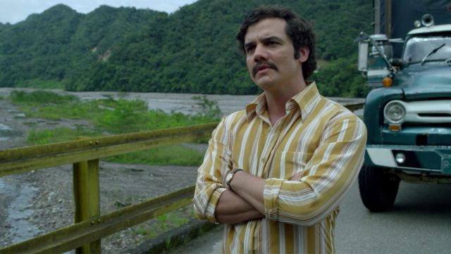 La chemise rayée blanche et jaune portée par Pablo Escobar (Wagner Moura) dans Narcos S01E09