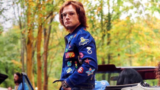 Personnalisé patchs Veste en Jean porté par Elton John (Taron Egerton) au cours de Tiny Dancer séquence dans Rocketman