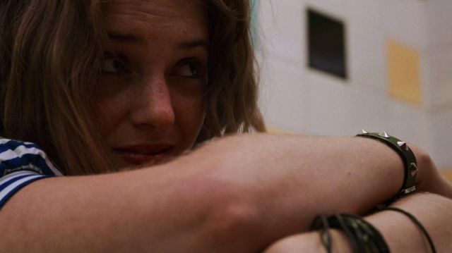 Le bracelet clouté de Robin (Maya Hawke) dans Stranger Things Saison 3 Episode 7