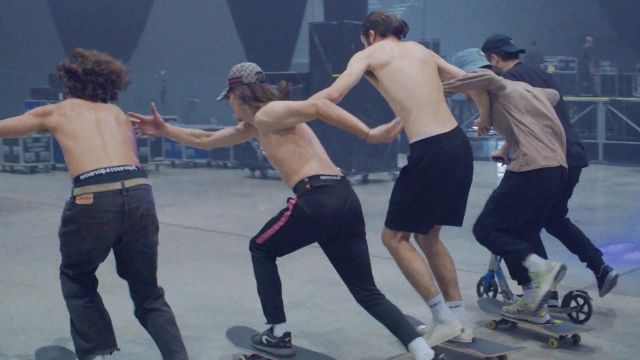Le pantalon de survêtement Nike aperçu dans le clip Mômes de Lomepal