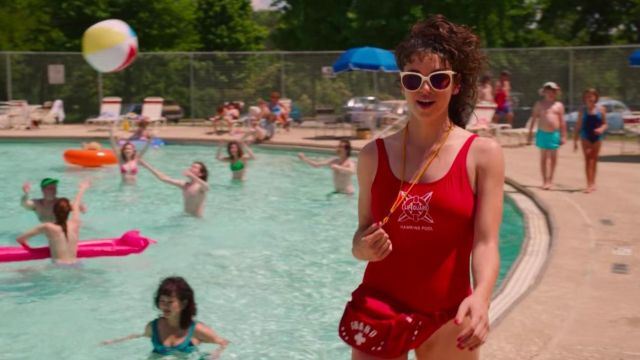 The red bathing suit H&Mde Heather (Francesca Reale) in Stranger Things (S03E01)