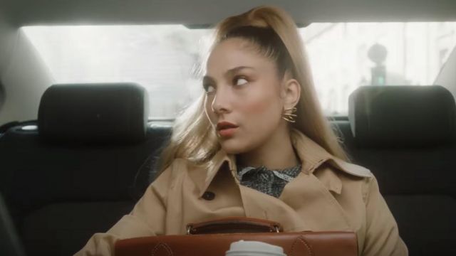 The trench coat beige worn by Chilla in her video clip Bridget