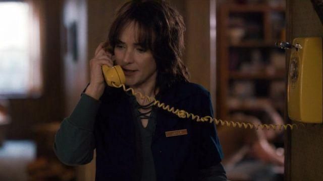 Le téléphone jaune Wes­tern Elec­tric utilisé par Joyce Byers (Winona Ryder) dans Stranger Things (S01E02)