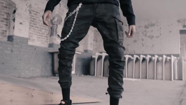 The pants camouflage Scarlxrd in his clip HEAD GXNE.