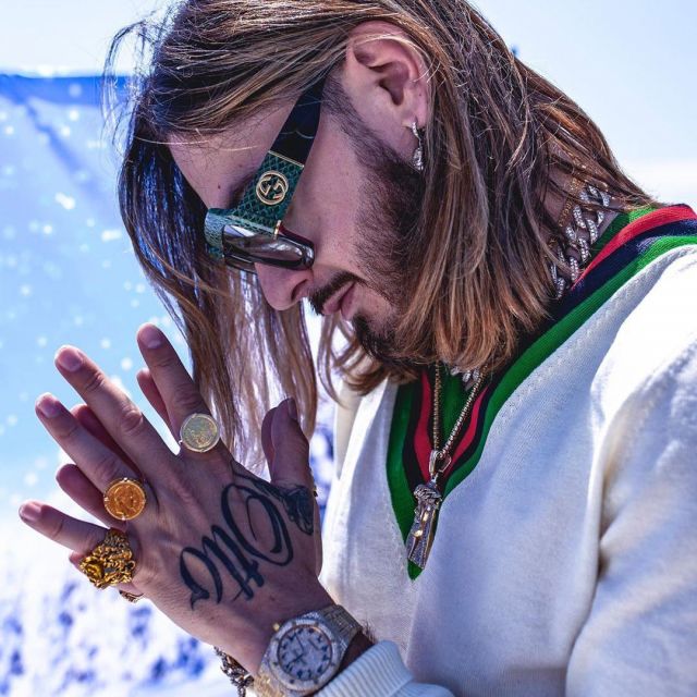 Le pull col en V Gucci porté par SCH sur son compte Ins­ta­gram @Sch