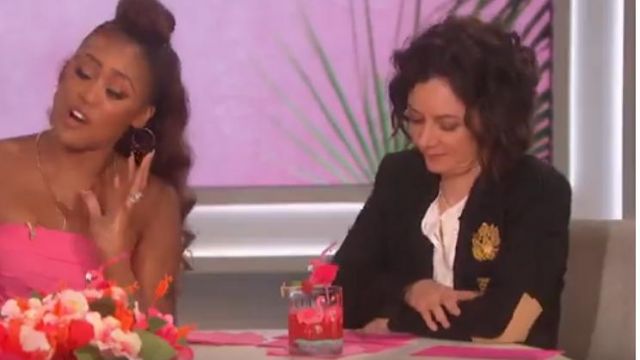 Laveer Revelry Patch Blazer usado por Sara Gilbert en The Talk JULIO 9, 2019