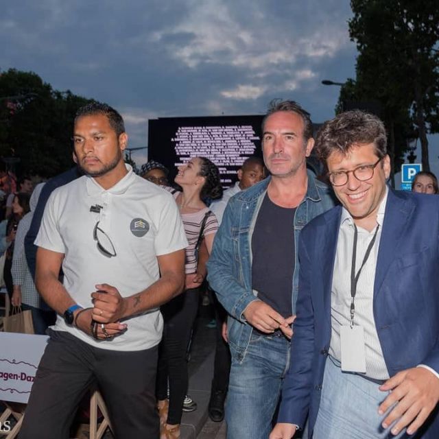 Le chemise en jean portée par Jean Dujardin sur les Champs Elysées à Paris pour la projection d'OSS 117 le 7 juin 2019