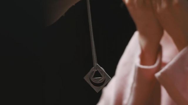 Collier en argent en forme de triangle et du croissant-comme on le voit dans la vidéo de musique des Vagues par Dean Lewis