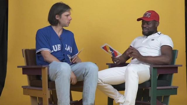 Le maillot de baseball des Toronto Blue Jays porté par Orelsan dans la vidéo Orelsan & Kery James se répondent - À qui la faute ?