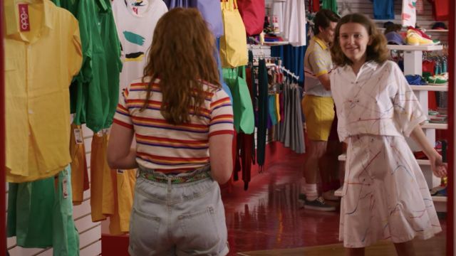 11 / Eleven (Millie Bobby Brown) splatter imprimé de la jupe comme on le voit dans des Choses étranges (S03E02)