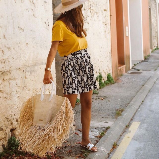 The bag in raffia Jacquemus straw woven with long fringes worn by Margaux, the creator of eshop Stella and Suzie